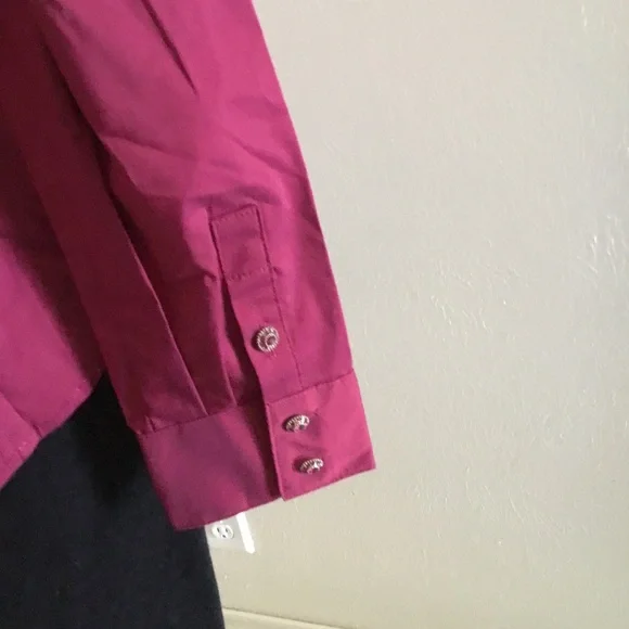 HP-7TH AVENUE- NEW YORK& CO.FITTED BUTTON DOWN TOP WITH DECORATIVE STONE BUTTONS - Picture 7 of 8